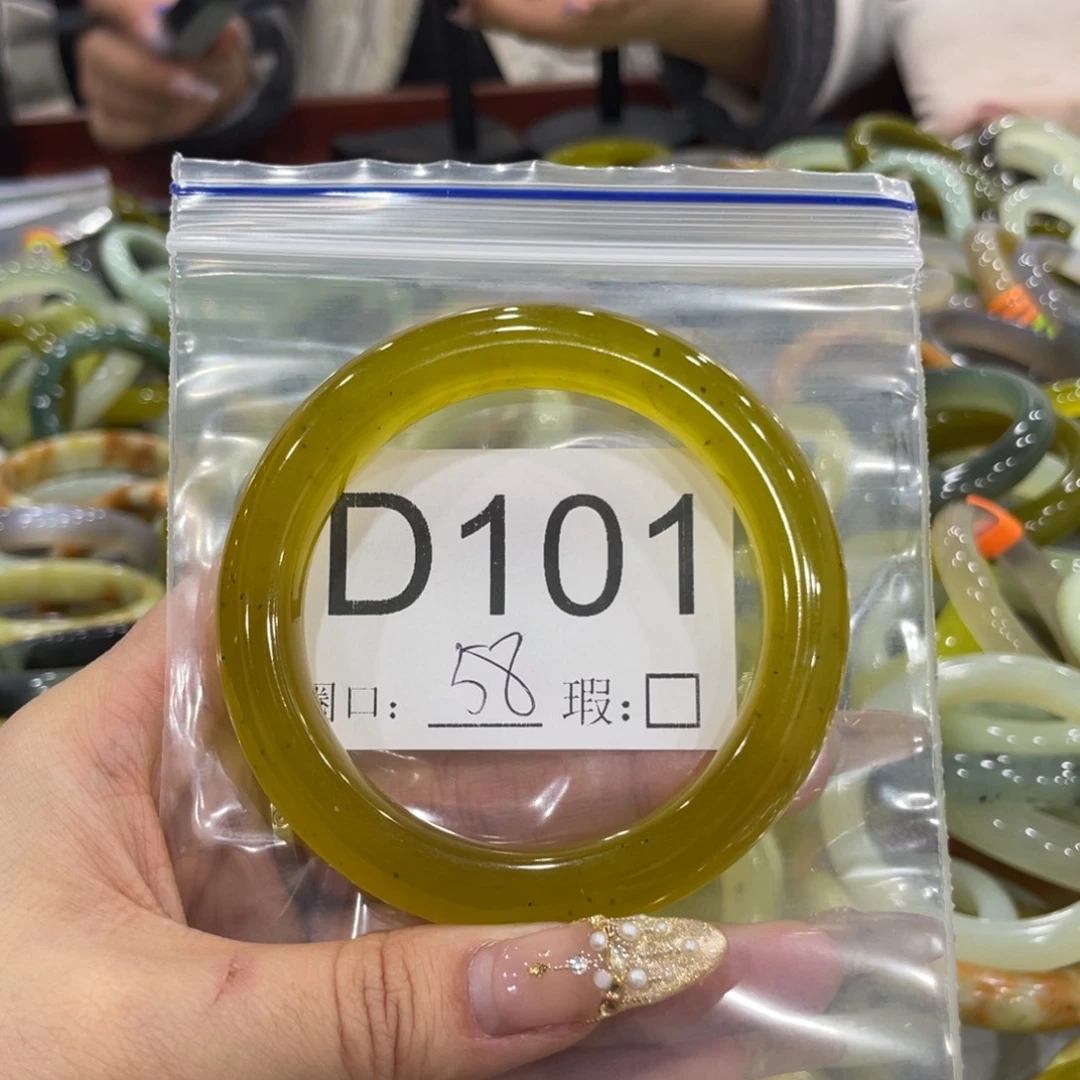 未镶嵌蛇纹石玉颈饰团**_