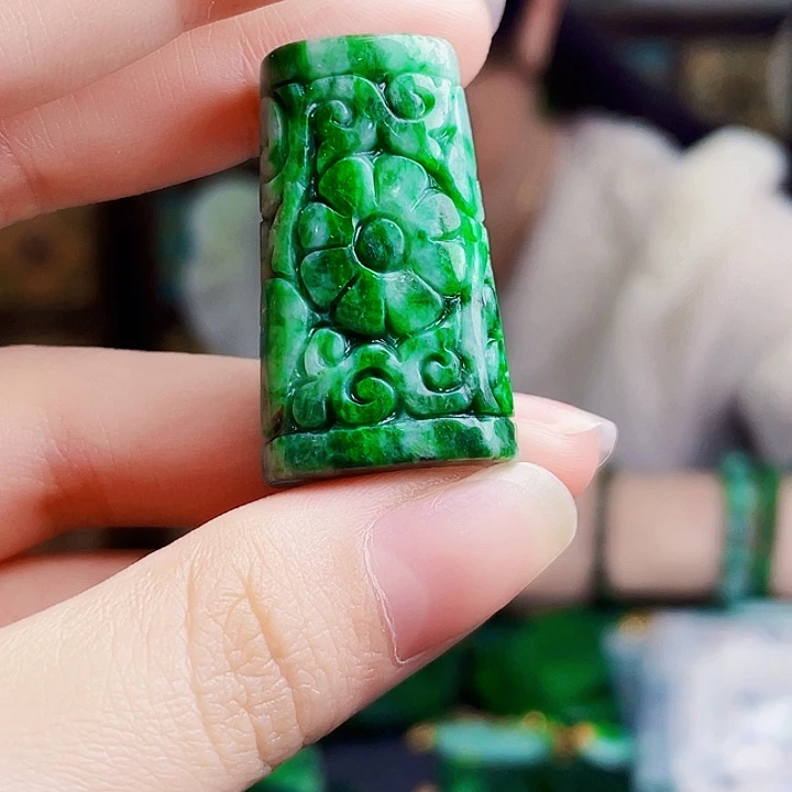 翡翠未镶嵌颈饰多样性
