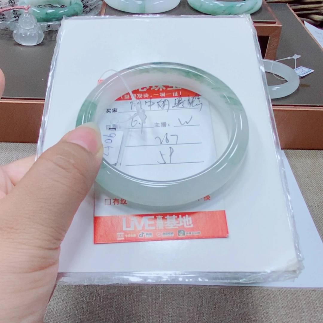 石英质玉手镯未镶嵌风***憾