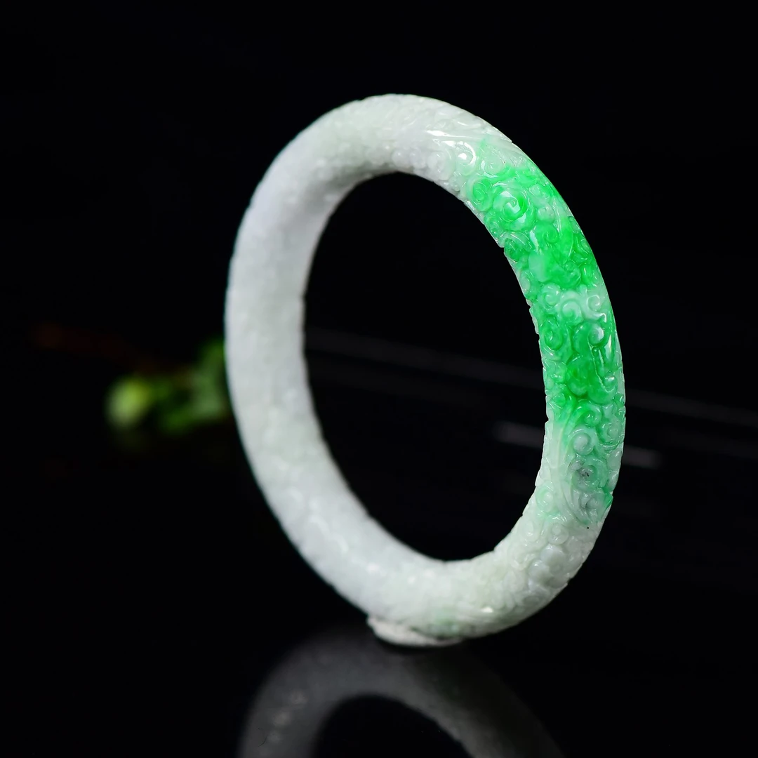 天然A货翡翠白底青满雕圆条版手镯