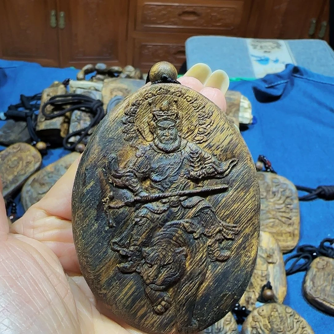 沉香碎屑沉香海南白奇乌身老料武财神带绳28克