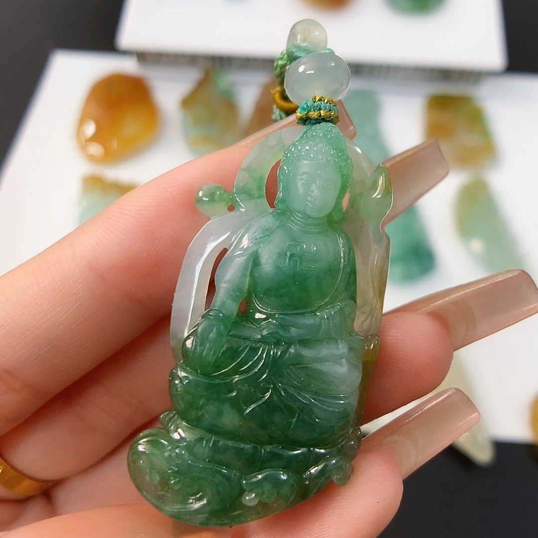 翡翠未镶嵌颈饰大日如来