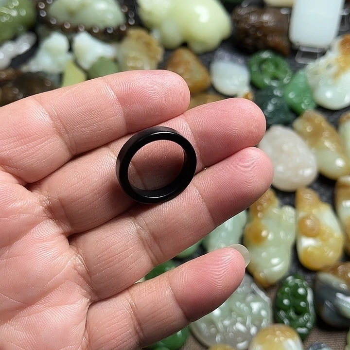 和田玉（墨玉）未镶嵌颈饰