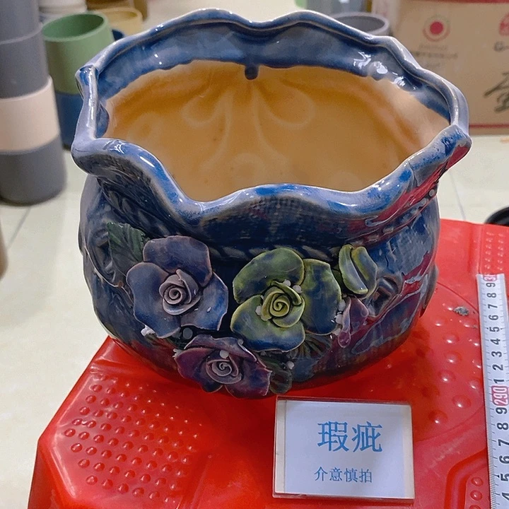 紫砂花盆花朵掉有孔