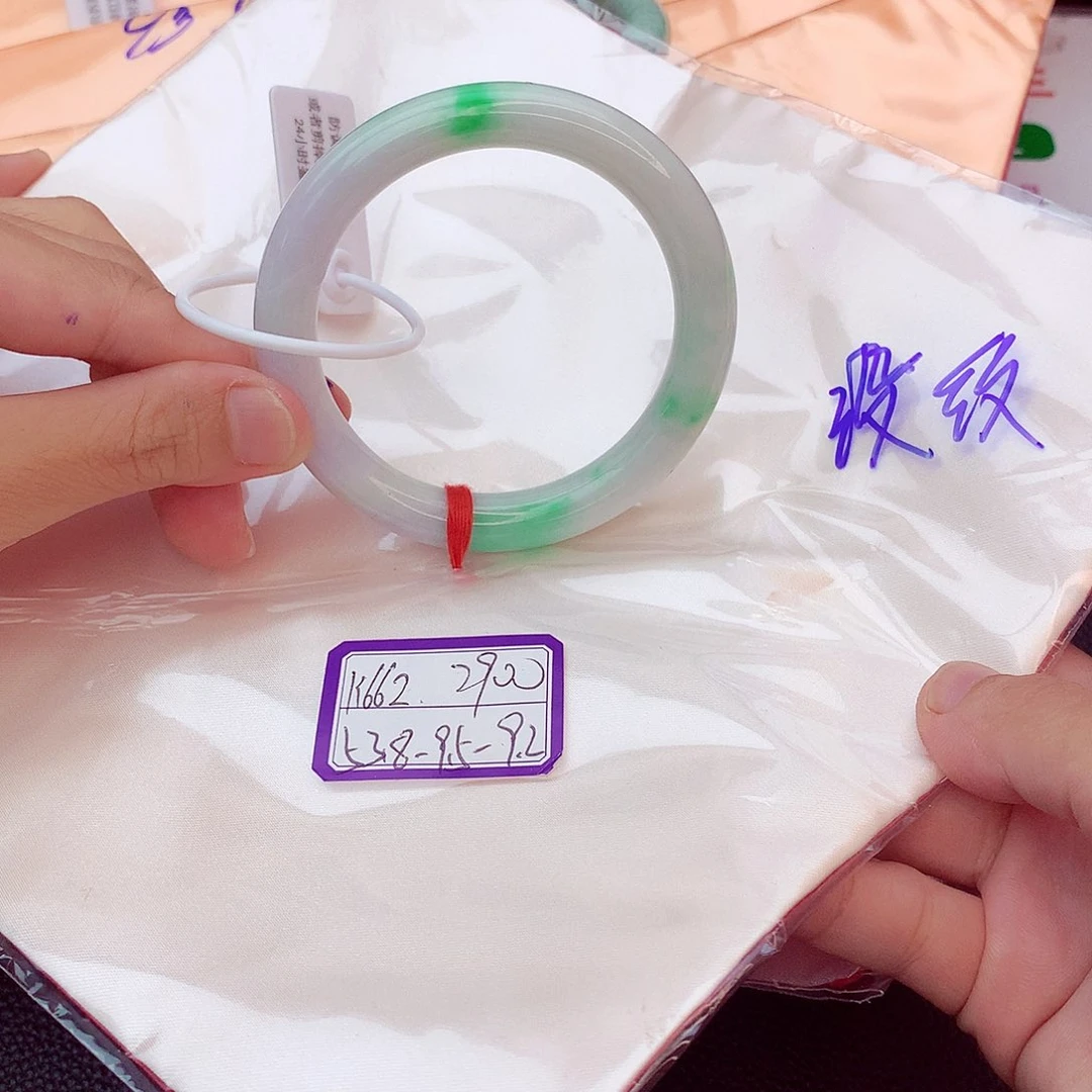 翡翠手镯未镶嵌翡翠