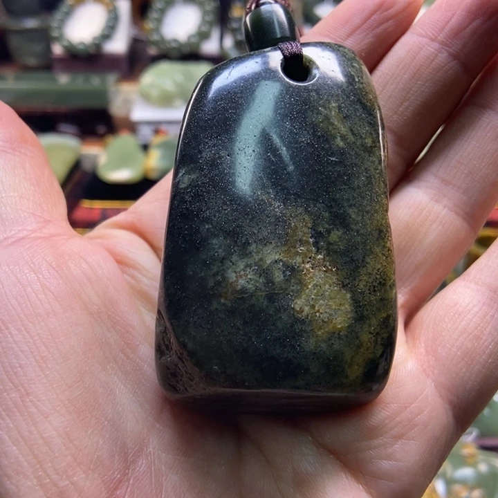 未镶嵌岫岩河磨玉（透闪石质玉）把件