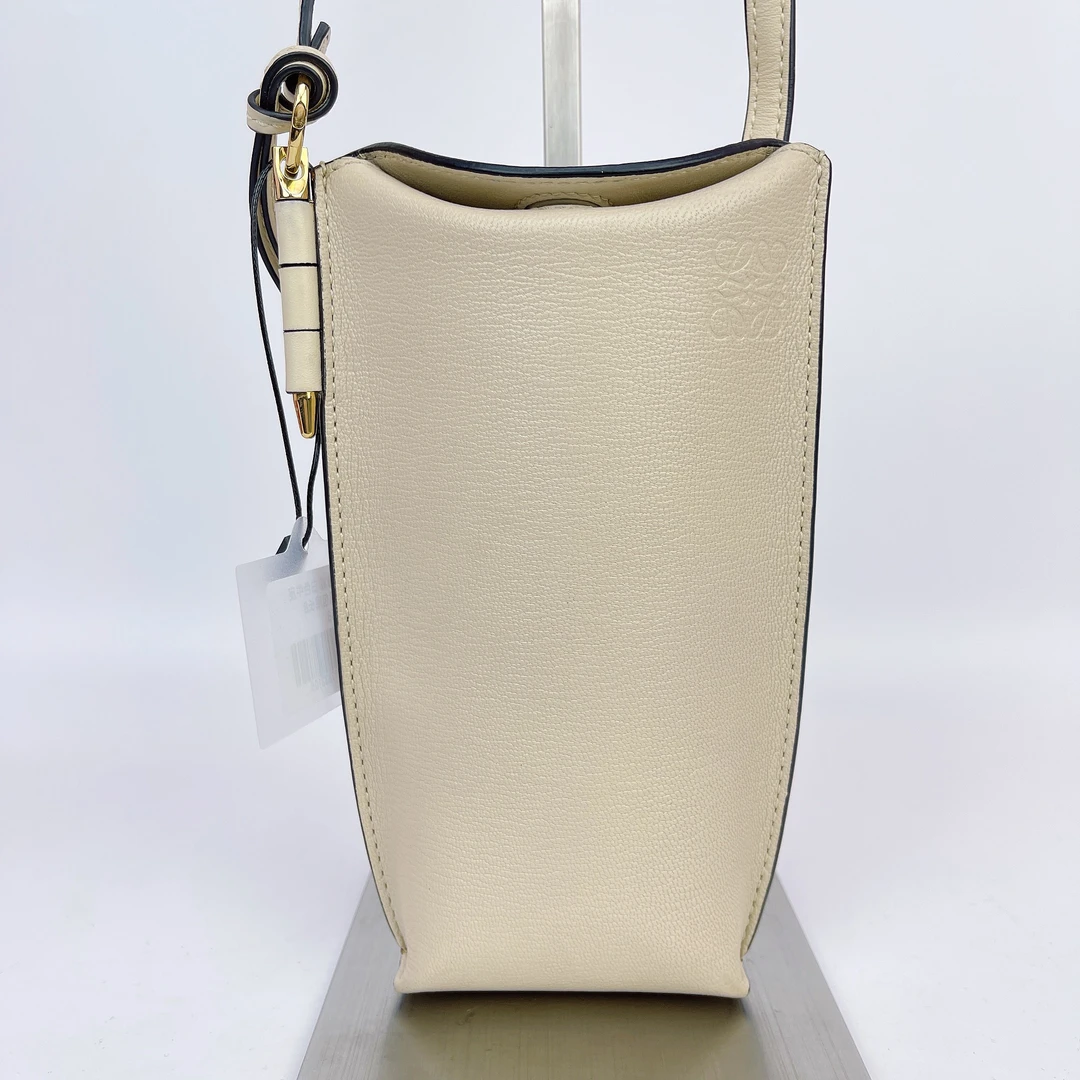 95新 LOEWE/罗意威 罗意威 白色牛皮相机包底长8 M658