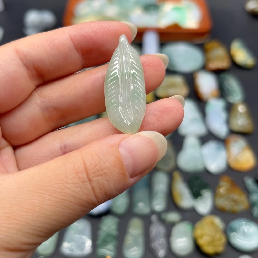 颈饰未镶嵌翡翠羽毛