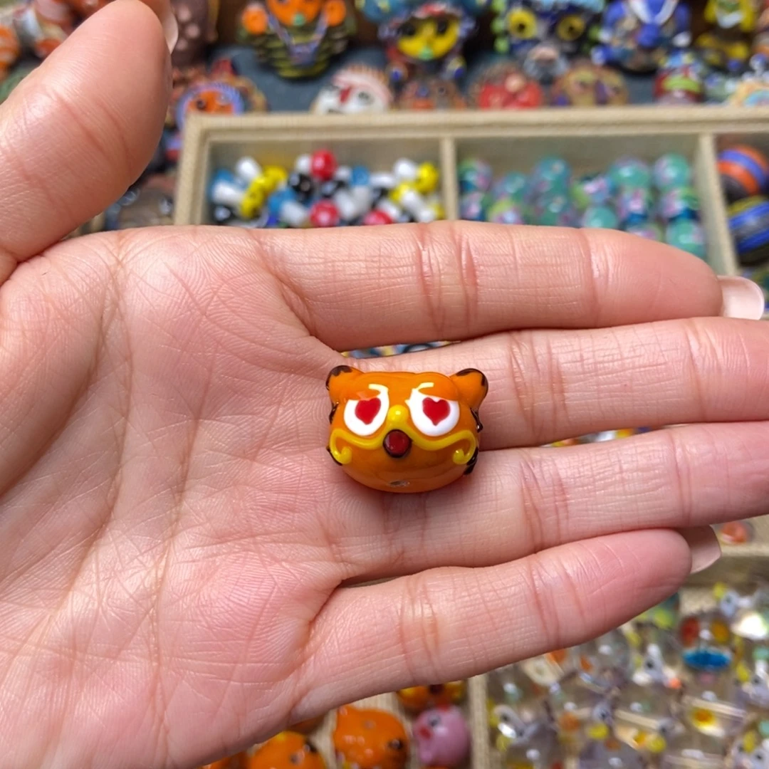 琉璃颈饰加菲猫一只