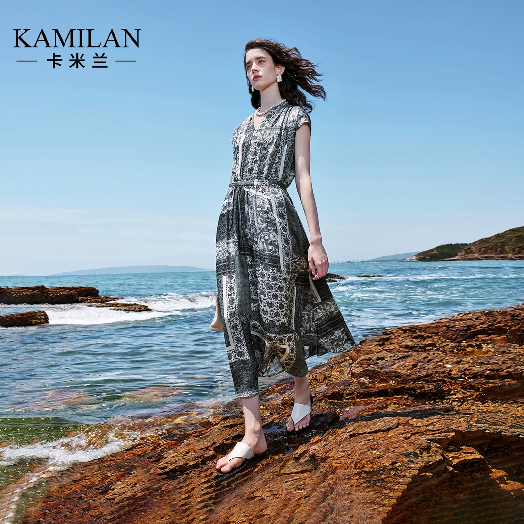 卡米兰印花V领海边度假连衣裙女2025夏季新款设计感高腰无袖裙子