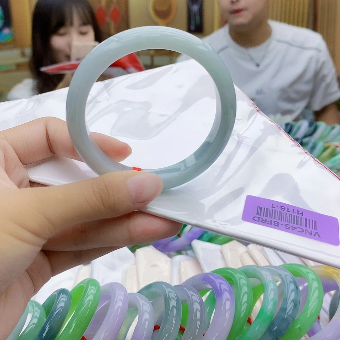 随***的未镶嵌手镯翡翠bbb