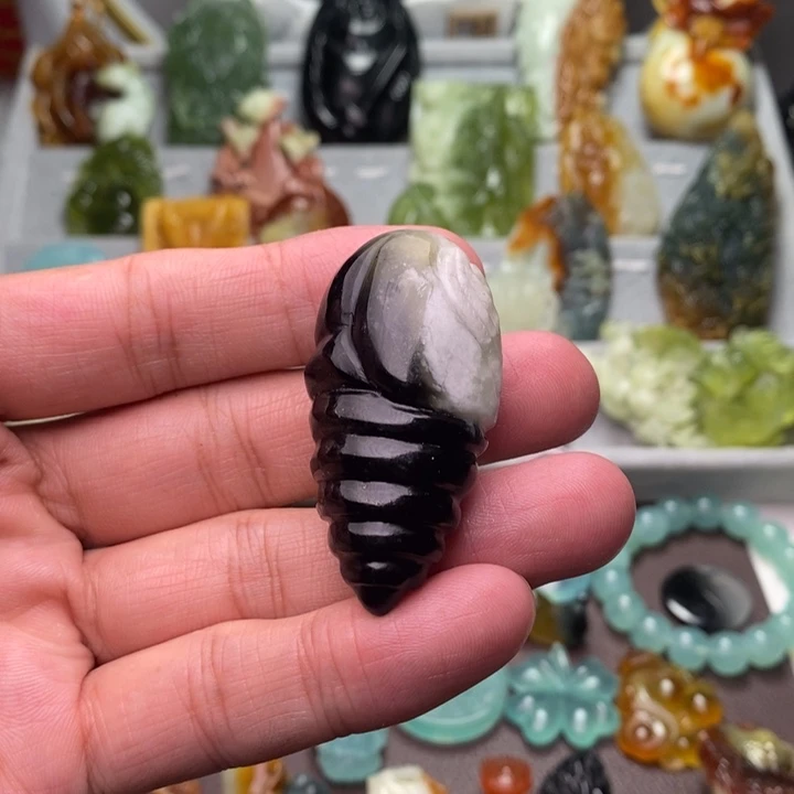 拥***己蛇纹石玉未镶嵌颈饰