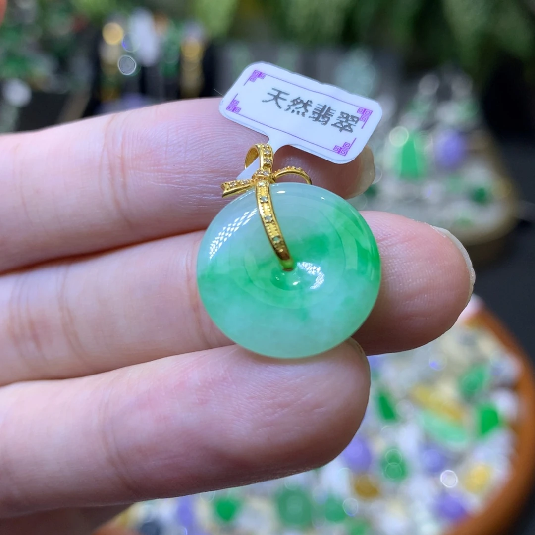 颈饰18K金镶嵌翡翠