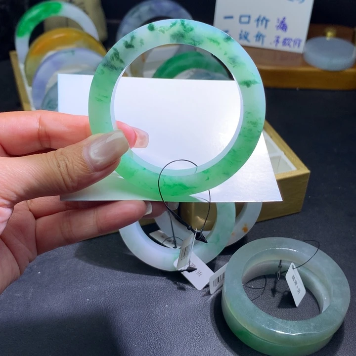 定制翡翠未镶嵌翡翠手镯