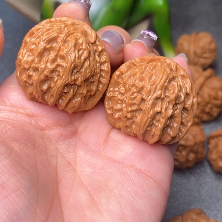 文玩核桃吊坠白狮子36.08