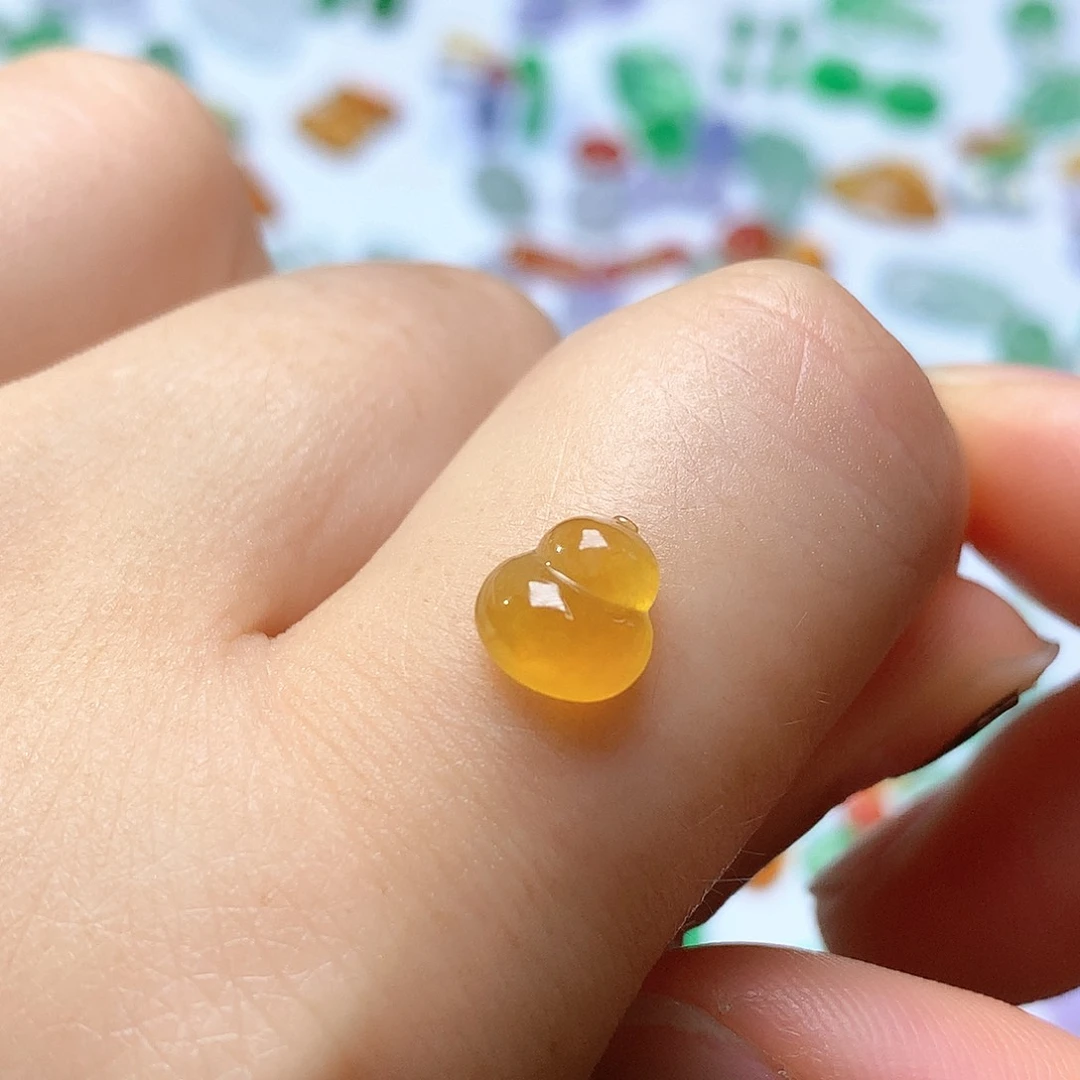 翡翠未镶嵌颈饰葫芦