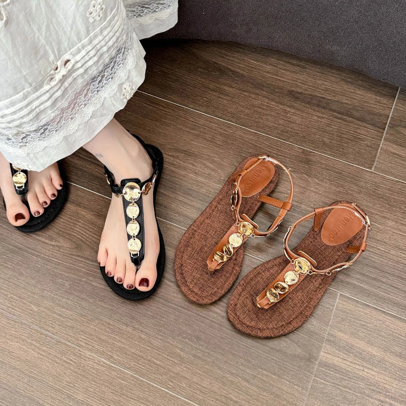 高级感金币夹趾人字凉拖鞋女2025新款夏外穿时尚平底沙滩罗马凉鞋