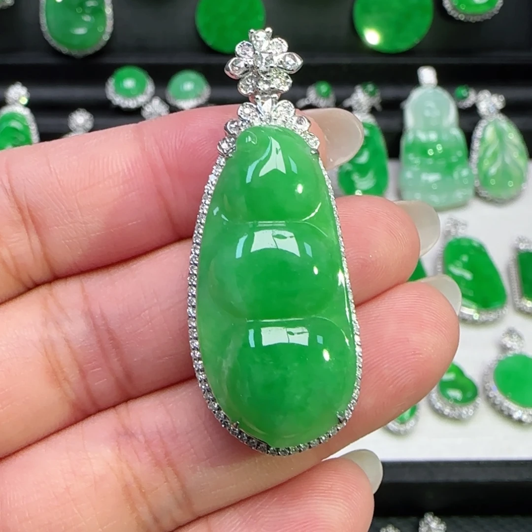 翡翠18K金镶嵌颈饰吊坠