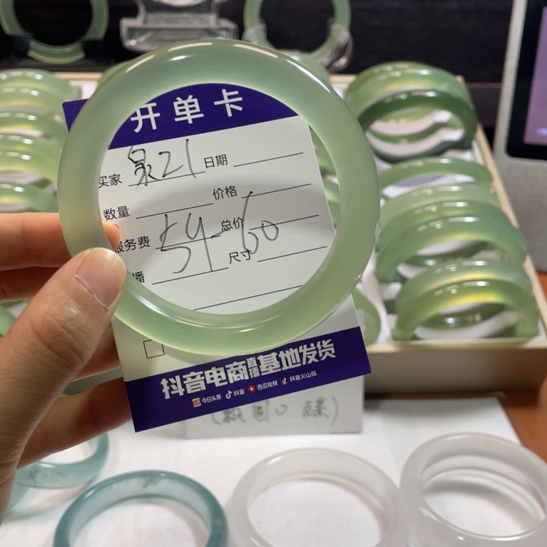 蛇纹石玉未镶嵌手镯暴**茄