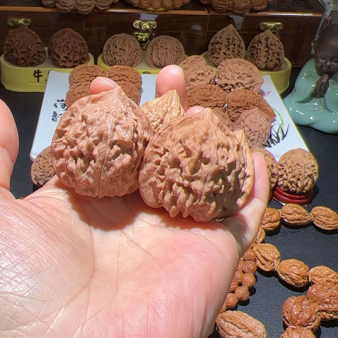 文玩核桃把件金毛狮王送鸡心一对