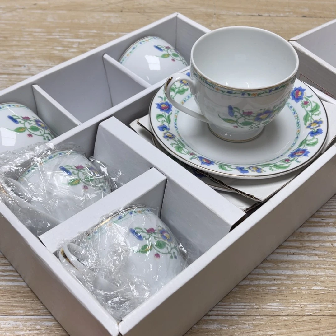 瓷片密密麻麻地排列着一个