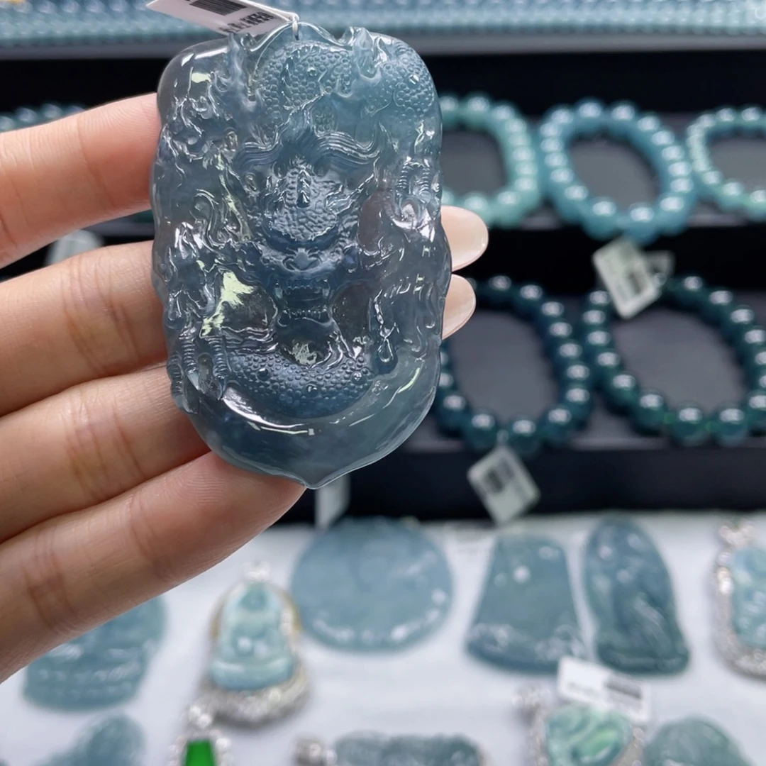 翡翠未镶嵌颈饰龙牌