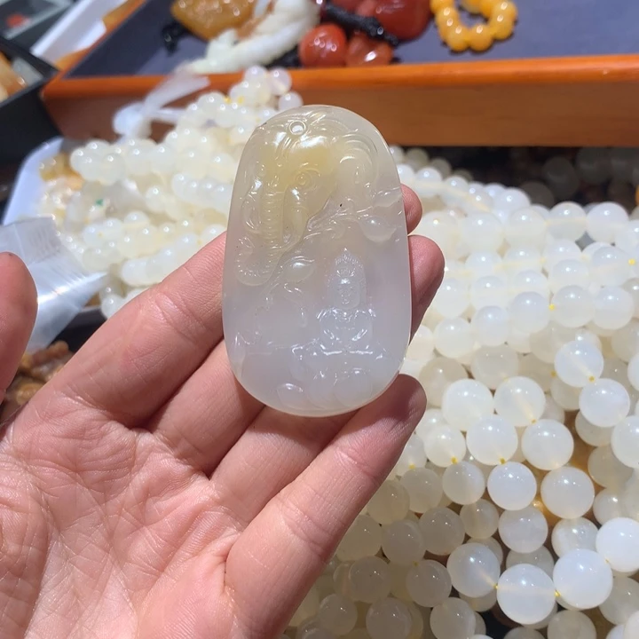 石英质玉（黄龙玉）未镶嵌颈饰