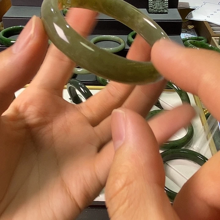 子***菱和田玉未镶嵌手镯
