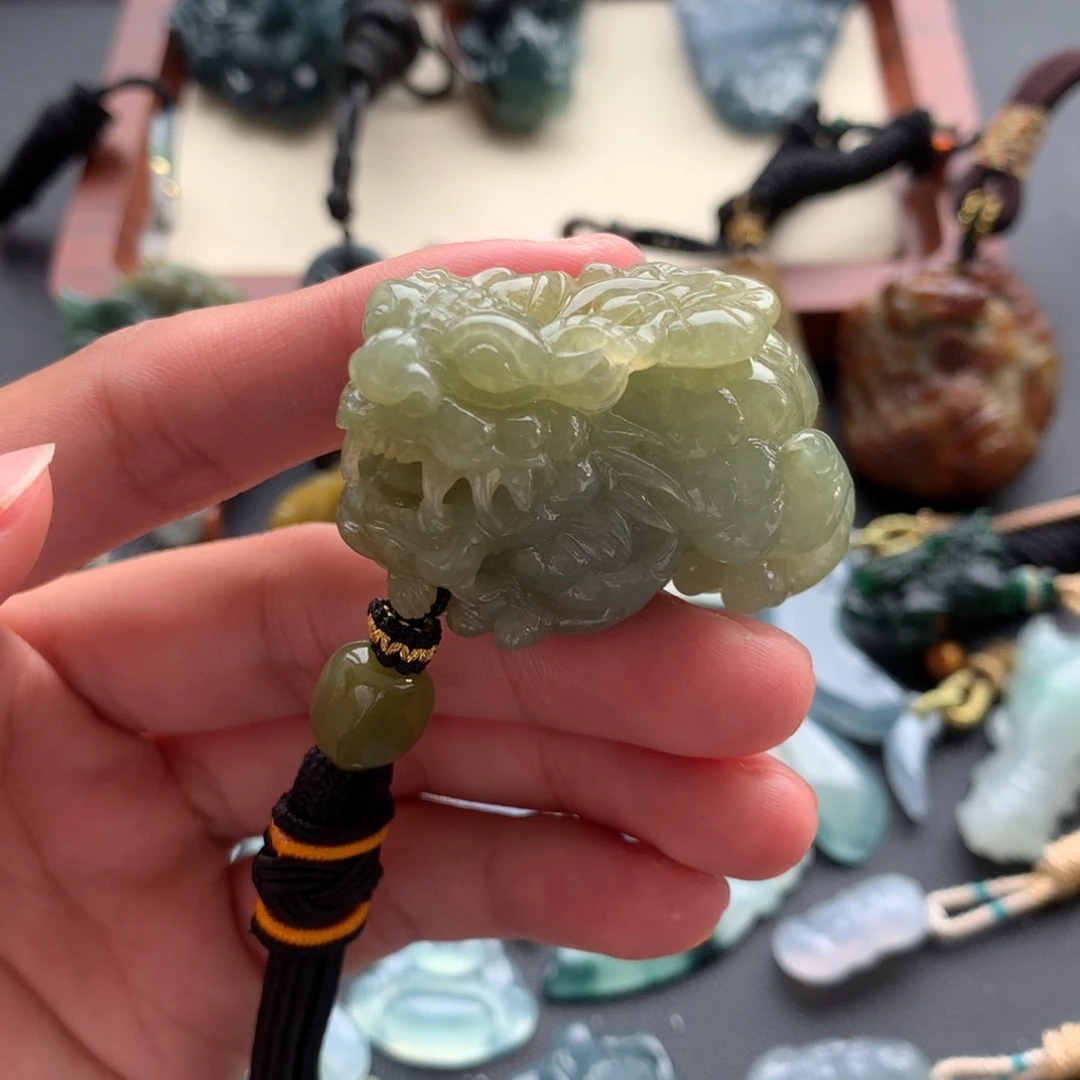 翡翠未镶嵌颈饰貔貅