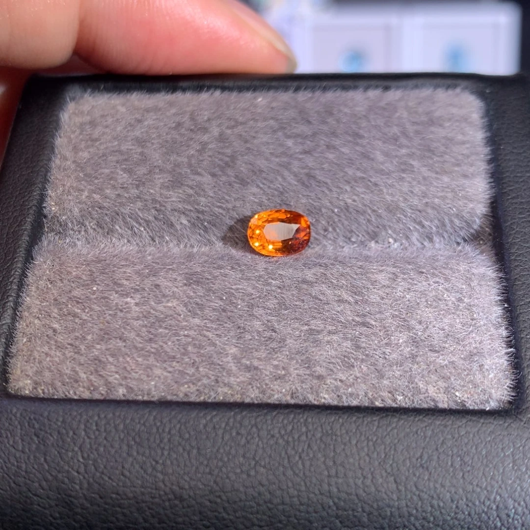 未镶嵌裸石石榴石（芬达石）0.99ct