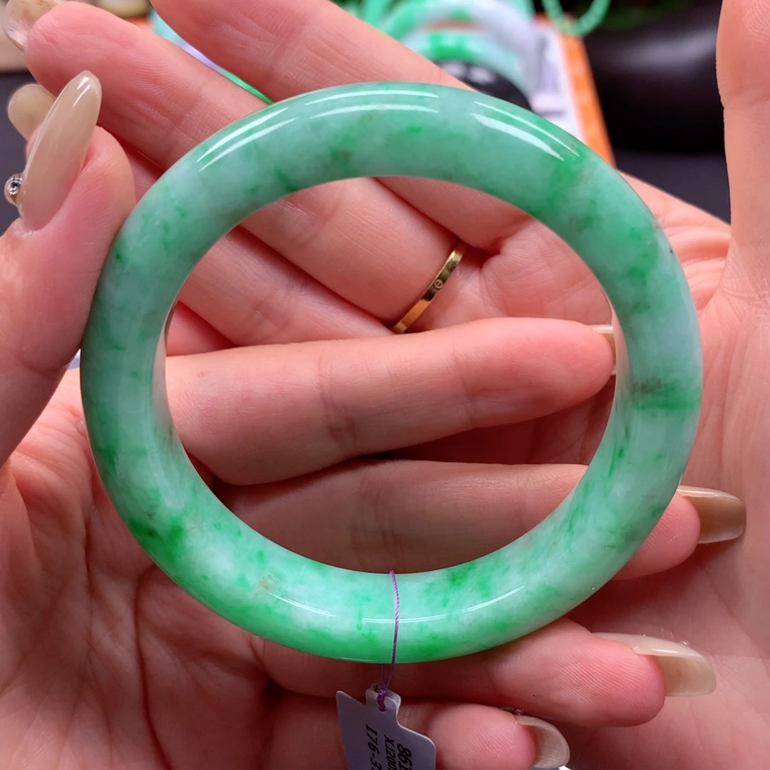 翡翠手镯未镶嵌翡翠