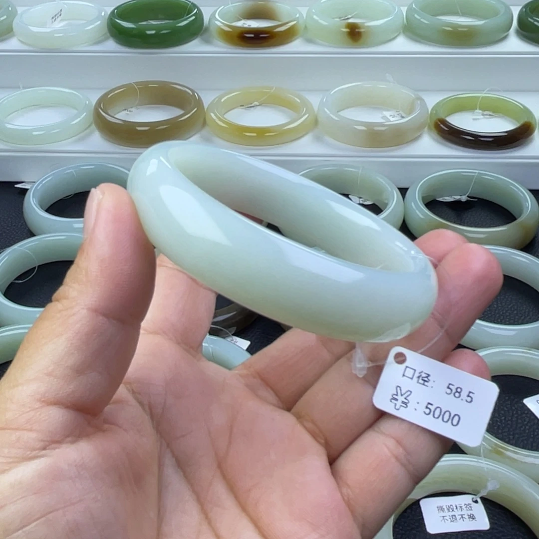 和田玉未镶嵌手镯