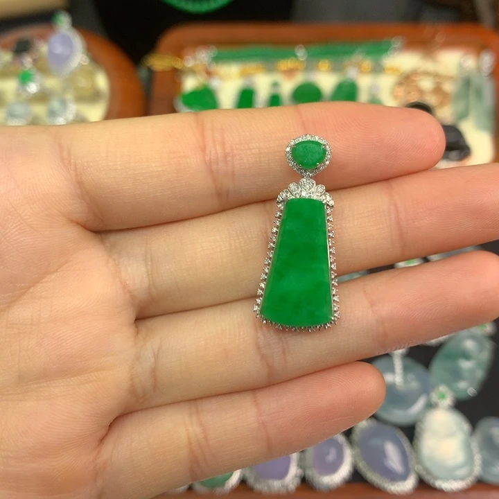 翡翠18K金镶嵌颈饰翡翠