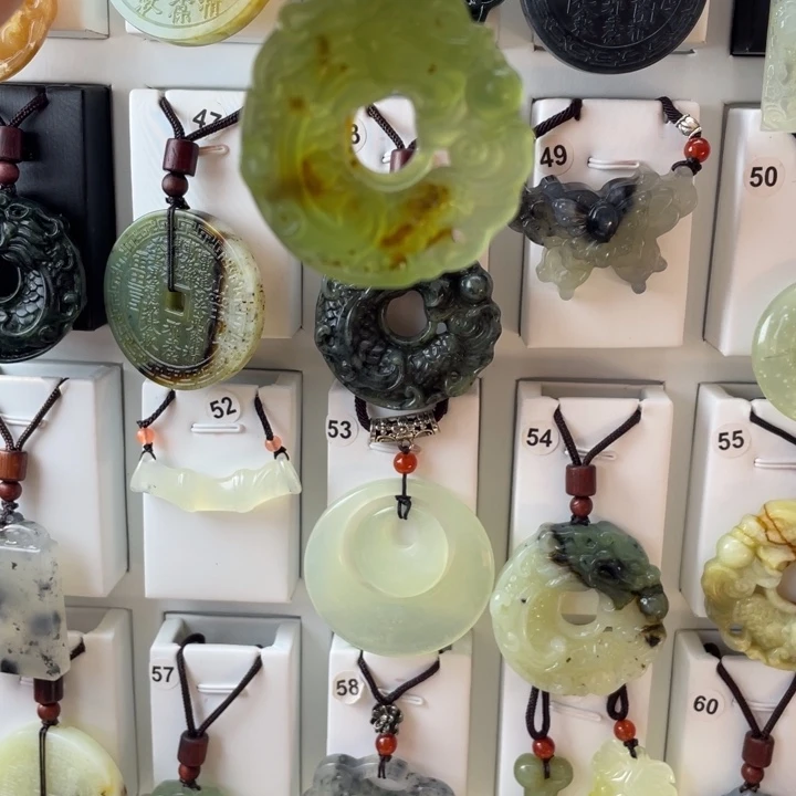 蛇纹石玉颈饰合金（***）