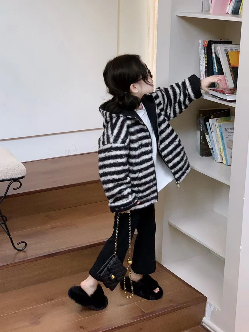 小言-2025冬季新款韩版连帽条纹毛毛外套中小童加绒加厚童装套装