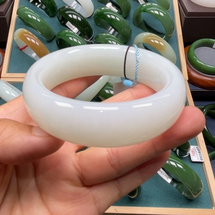 李***琳和田玉未镶嵌手镯