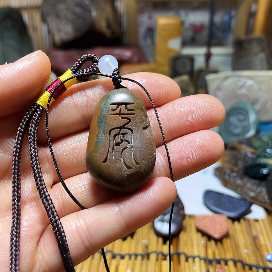 新疆原石雕刻手把件