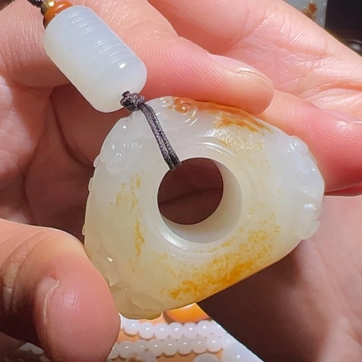 佛***缘和田玉未镶嵌颈饰
