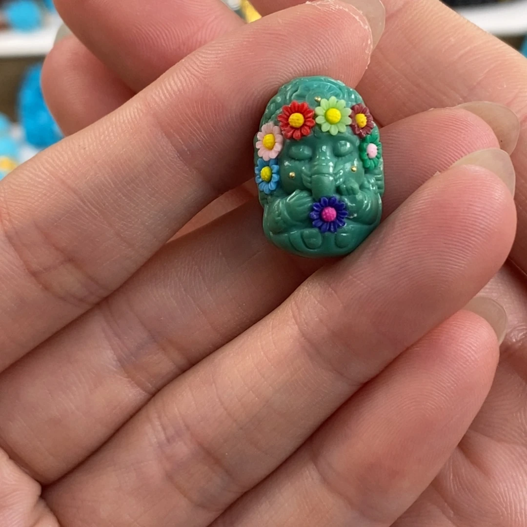 未镶嵌绿松石。繁花丽萨象