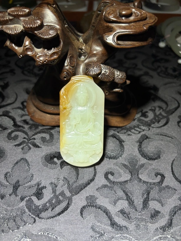 新疆和田玉且末料精雕山水观音