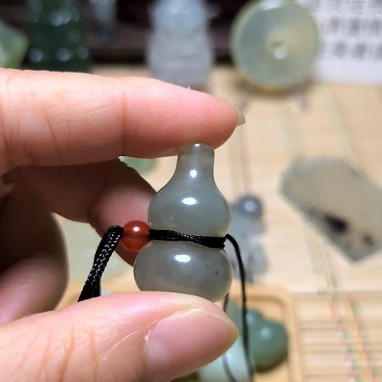 郭***洁蛇纹石玉未镶嵌颈饰