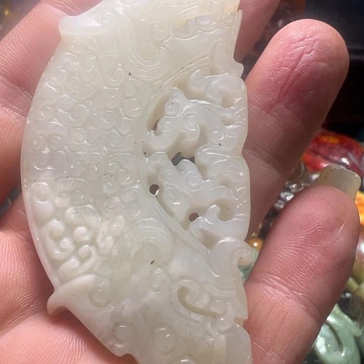 透闪石质玉未镶嵌颈饰