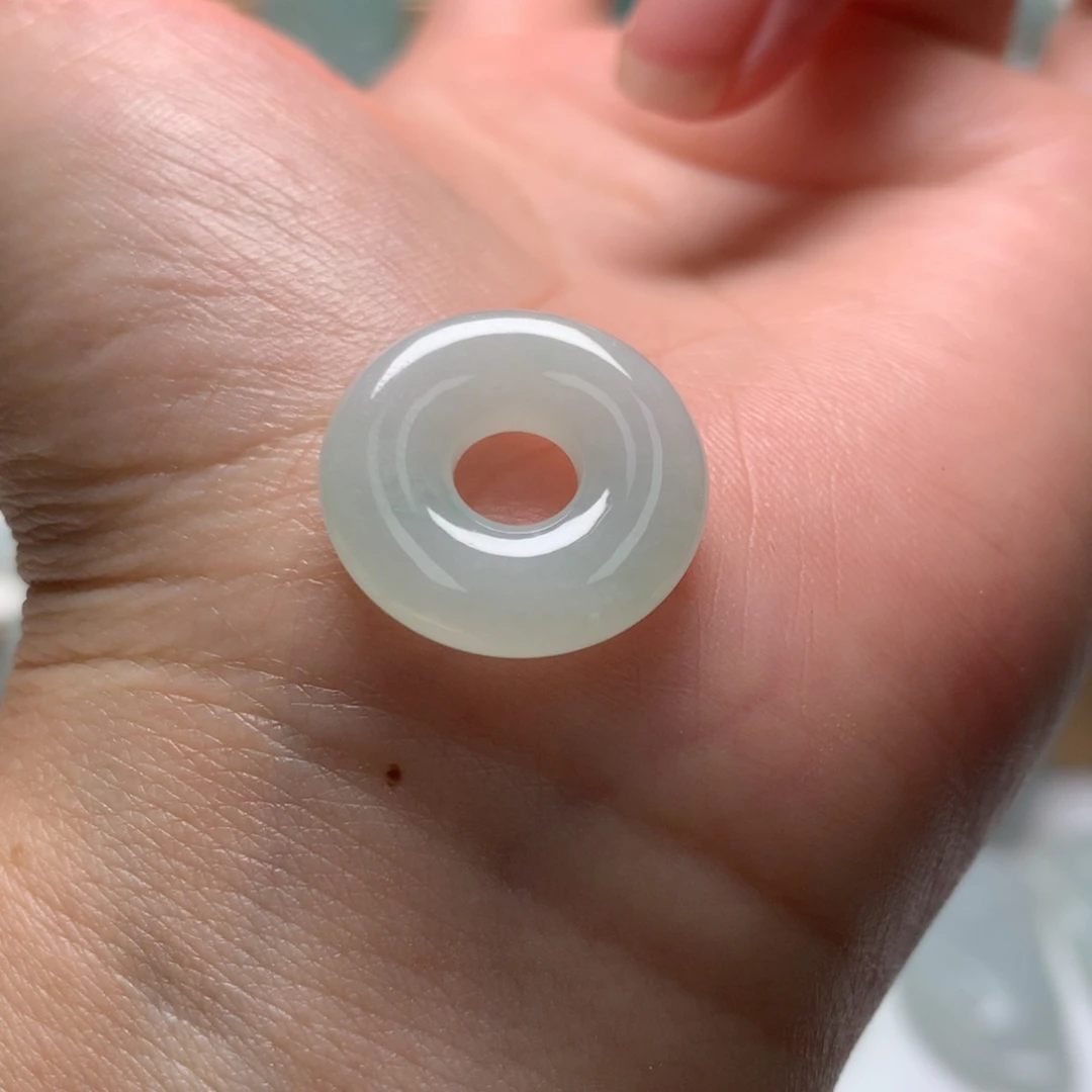 翡翠未镶嵌颈饰平安扣