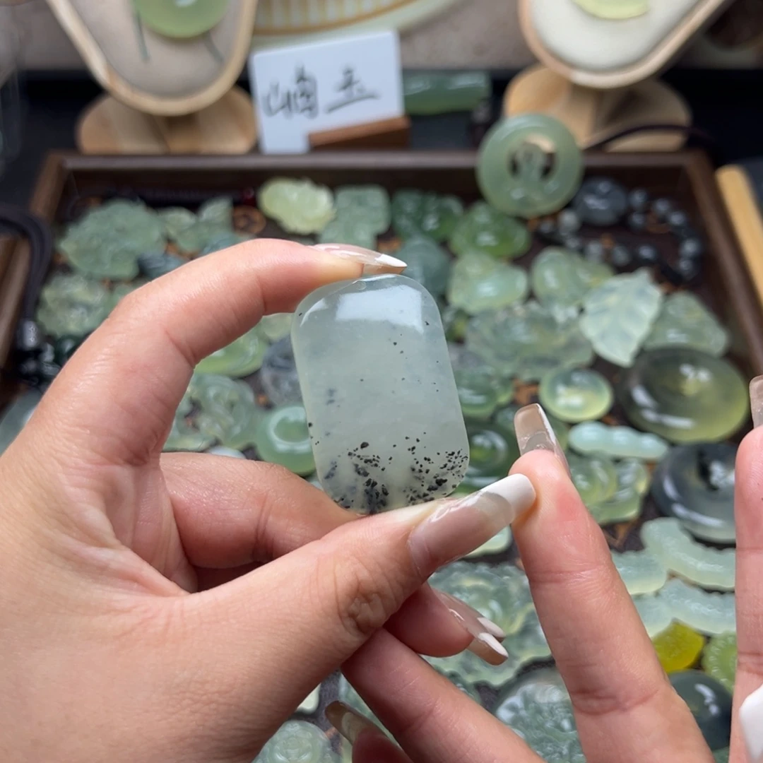 蛇纹石玉未镶嵌颈饰
