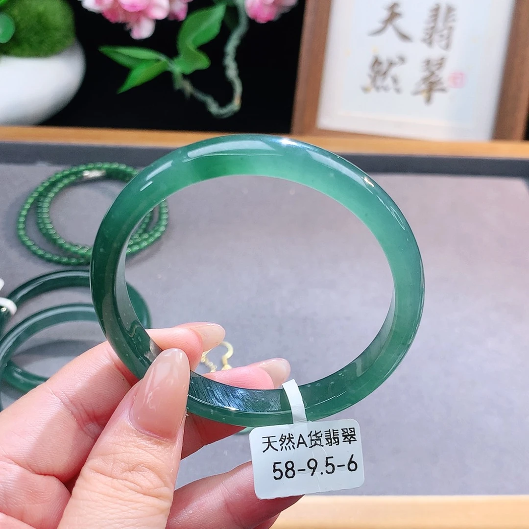 未镶嵌手镯（圆镯）翡翠