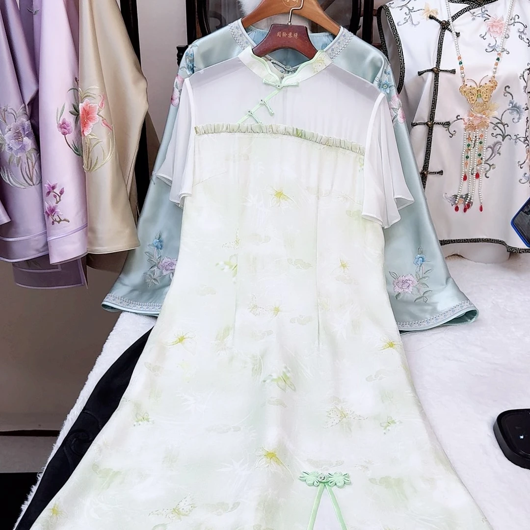 刺绣真丝浅绿色连衣裙 