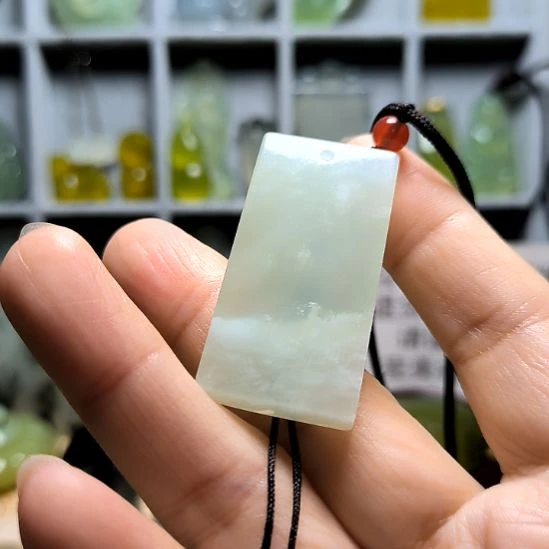 爱***y蛇纹石玉未镶嵌颈饰