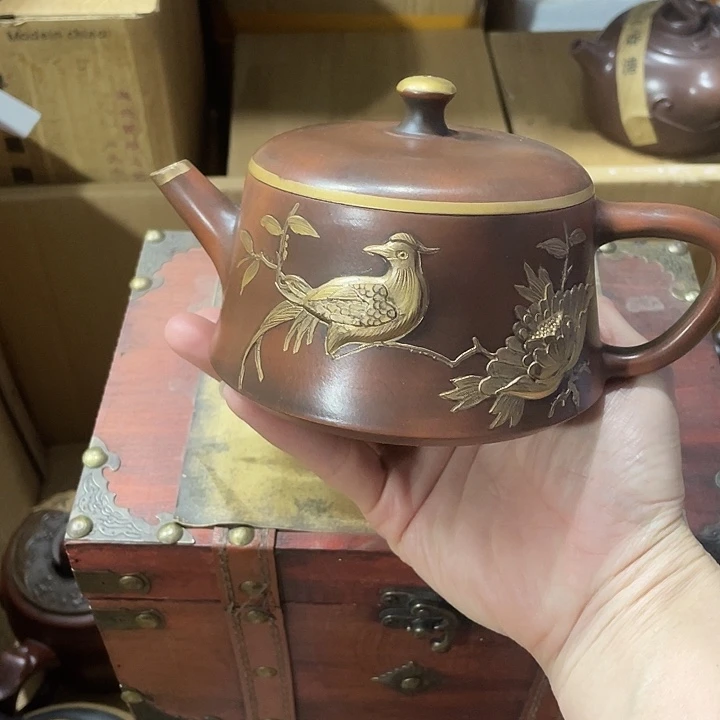紫砂茶壶原矿泥料手工制作的一把紫砂壶。