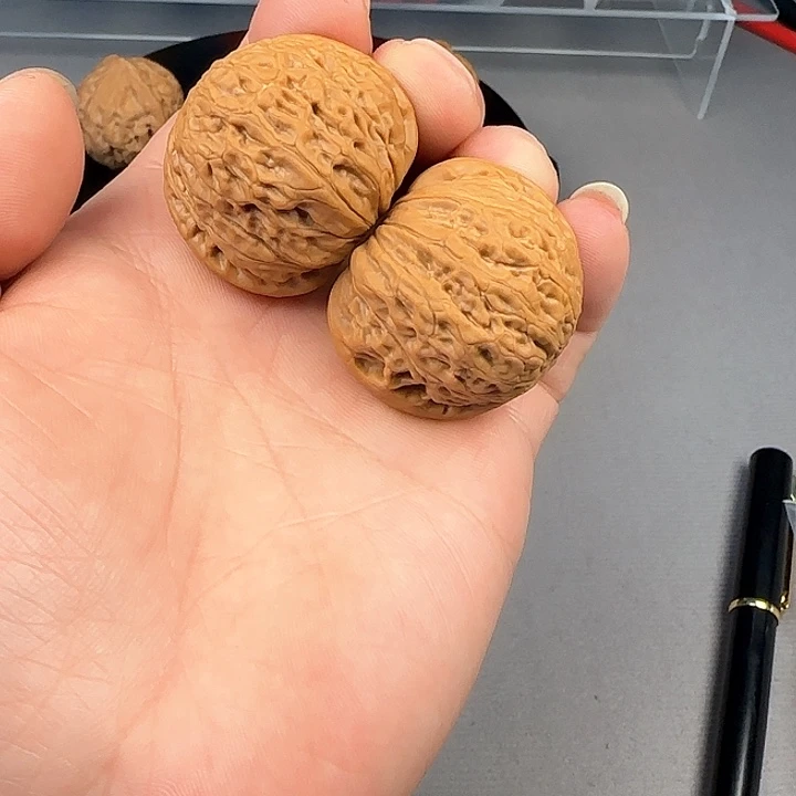 桃核把件民*钱铁锤妹妹