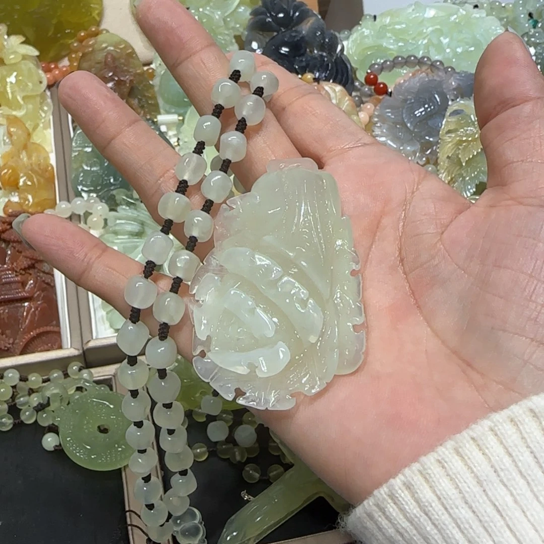 未镶嵌蛇纹石玉吊坠